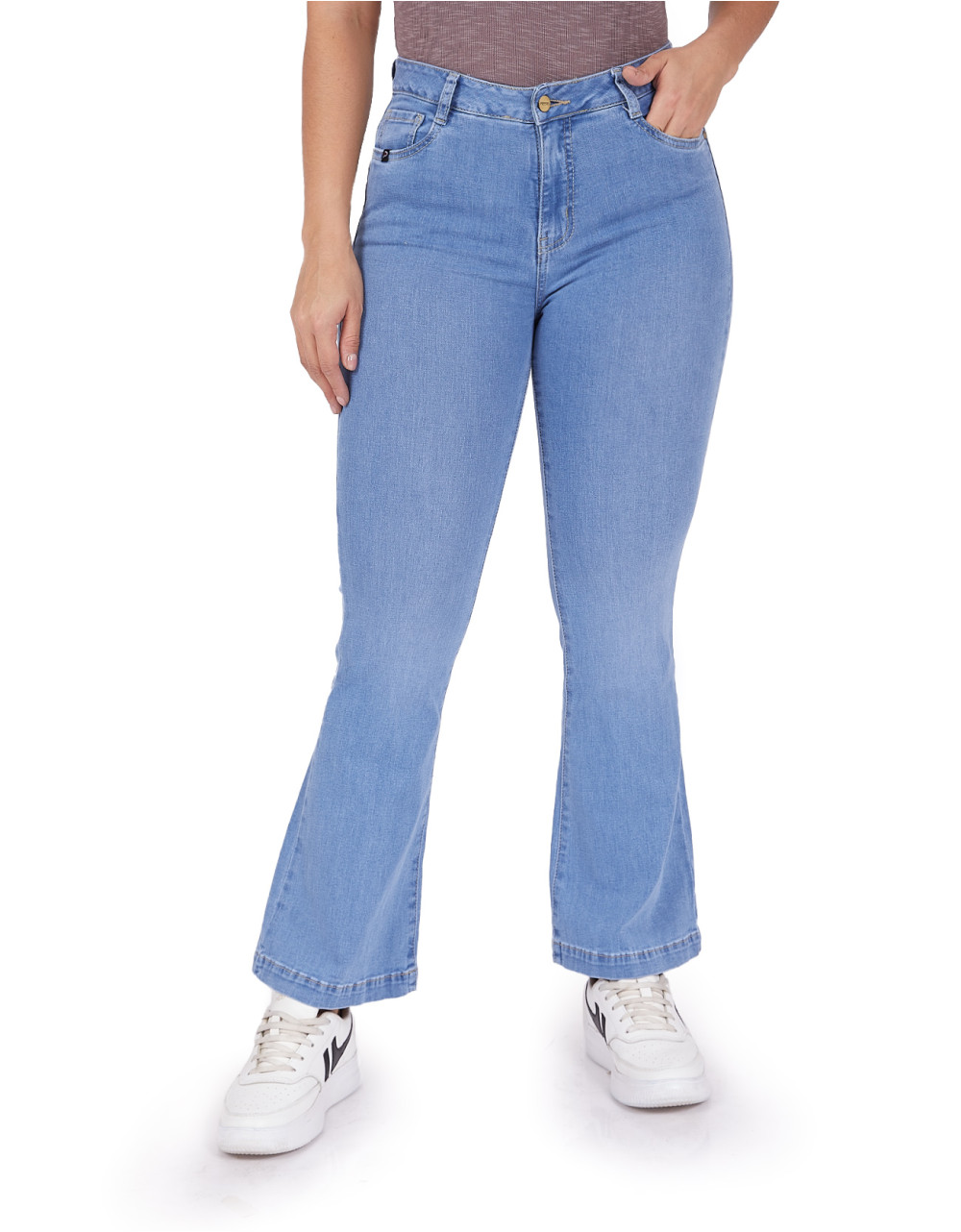 Jean mujer flare celeste focalizado tiro alto
